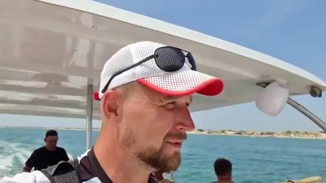 Витязево: час на катамаране до затонувшего корабля, где под водой видна пушка
