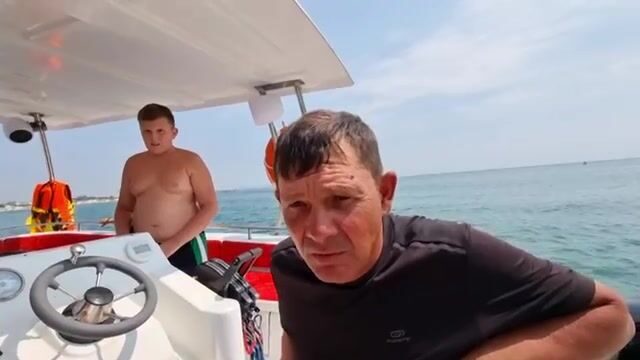 Витязево: час на катамаране до затонувшего корабля, где под водой видна пушка