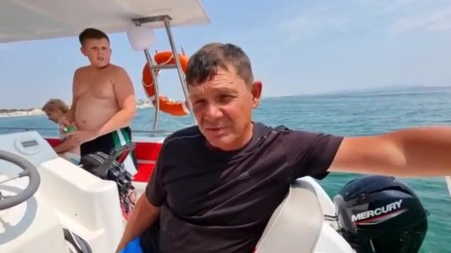 Витязево: час на катамаране до затонувшего корабля, где под водой видна пушка