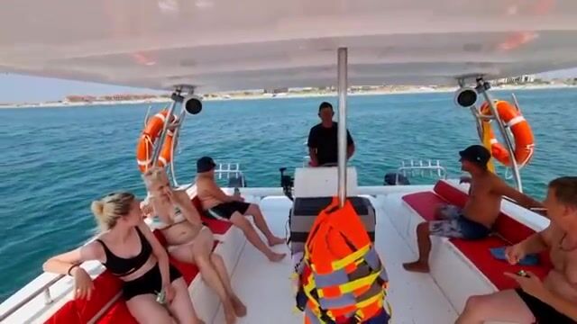 Витязево: час на катамаране до затонувшего корабля, где под водой видна пушка