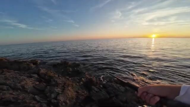 Скалы вместо пляжа - джиг с камня на острове в Адриатике
