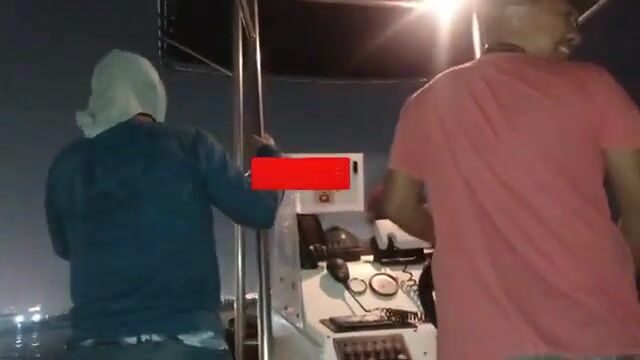Рассвет у острова Аль-Сафлия: катер идёт за хамуром