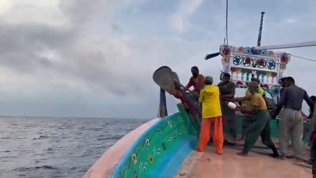 Аравийское море, шторм на полпути - идём вслепую к точке лова