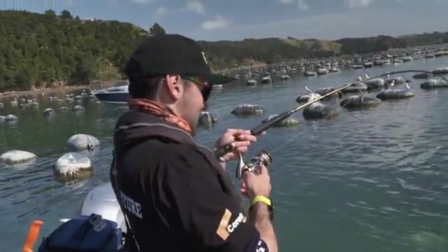 Впервые за штурвалом консольного катера в водах Окленда