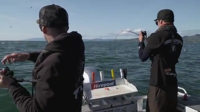 Впервые за штурвалом консольного катера в водах Окленда