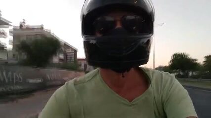 Катера с туристами в гавани Аланьи, а старики ловят с дальнего пирса
