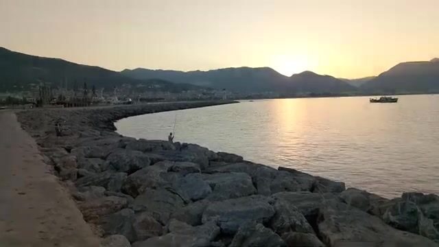 Катера с туристами в гавани Аланьи, а старики ловят с дальнего пирса