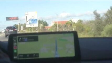 Шторм гонит с моря, а под пирсом Албуфейры клюёт морской лещ
