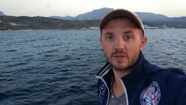 Рассвет над Алуштой и дельфины у борта катера
