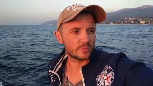 Рассвет над Алуштой и дельфины у борта катера