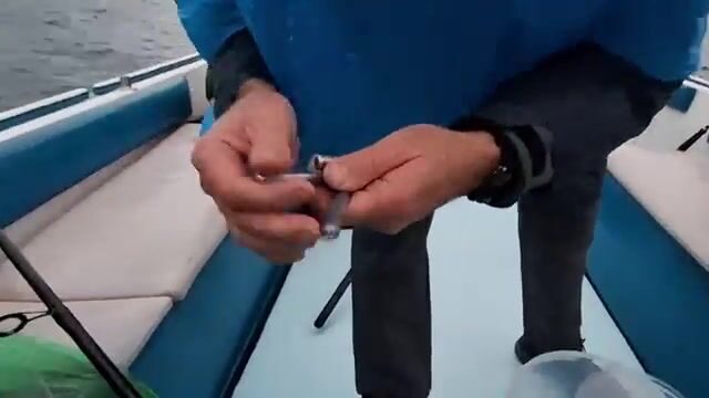 Дождь, восемь градусов и шторм месяц назад - а бубырь всё равно клюёт у Анапы