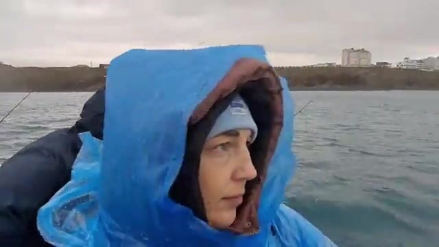 Дождь, восемь градусов и шторм месяц назад - а бубырь всё равно клюёт у Анапы