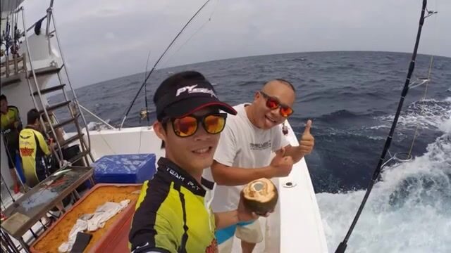 Штиль над Андаманским морем, а под лодкой уже ходит стая каранксов