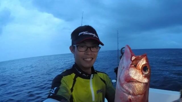 Штиль над Андаманским морем, а под лодкой уже ходит стая каранксов