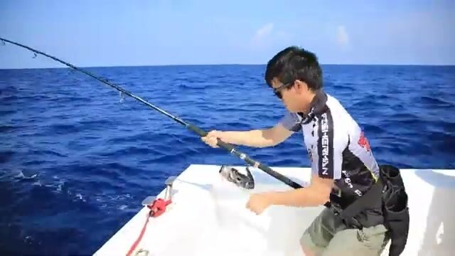 Штиль над Андаманским морем, а под лодкой уже ходит стая каранксов