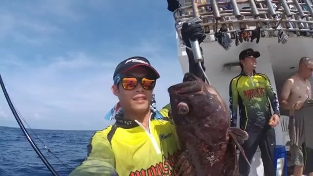 Штиль над Андаманским морем, а под лодкой уже ходит стая каранксов