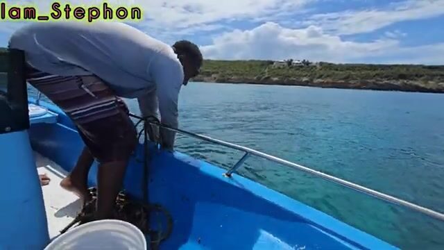 Ловушки-горшки и рыба-попугай на лодке у Сэнди-Граунд, Ангилья