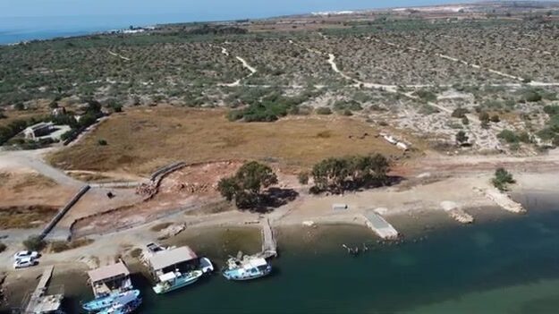 Тихая гавань рыбацких лодок в Потамос-Лиопетри под Айя-Напой