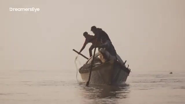 Туман над Падмой не рассеялся, а Джалил уже проверяет доху - будни рыбака в Бангладеш