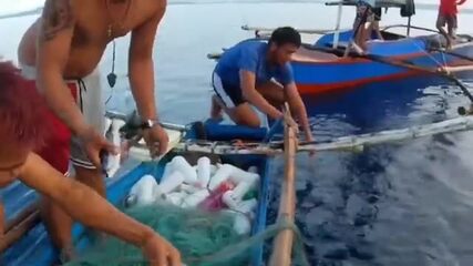 Бохоль отдаёт сеть, а в ней - улов на весь берег