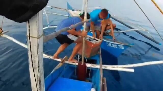 Бохоль отдаёт сеть, а в ней - улов на весь берег