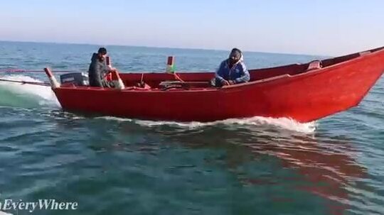 Каспийское море: сеть в четыреста метров тянут волоком с берега