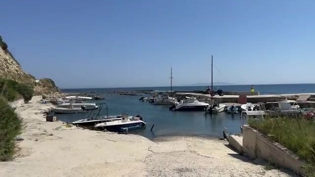 «Десять барракуд за час»: скалистый берег на юге Корфу