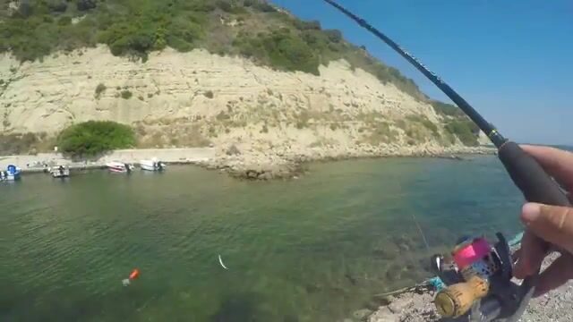 «Десять барракуд за час»: скалистый берег на юге Корфу
