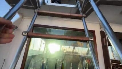 Рассвет над Коста-дель-Соль: катер уходит из Фуэнхиролы за кальмаром