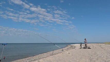 Ловится ли бычок за Бердянской косой, если уйти в открытое море?