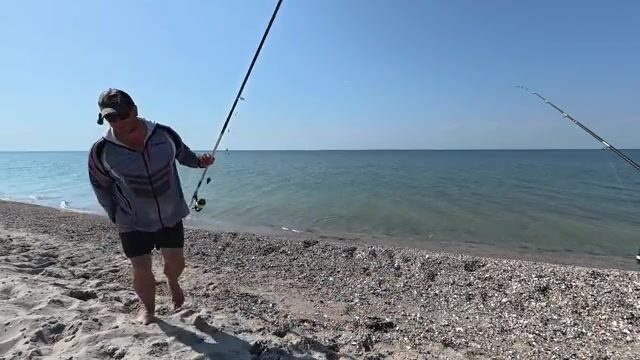 Ловится ли бычок за Бердянской косой, если уйти в открытое море?