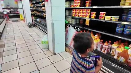 Риф у фиджийской деревни: копьё, групер и костёр на берегу