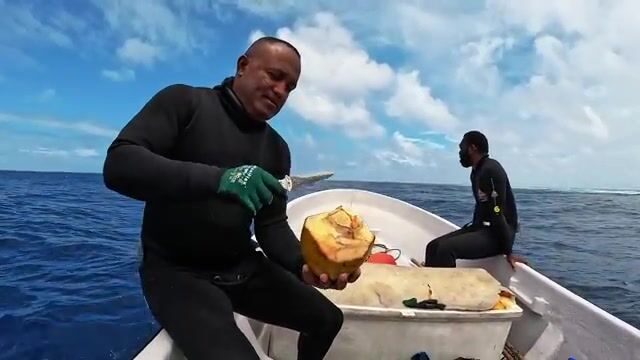 Риф у фиджийской деревни: копьё, групер и костёр на берегу