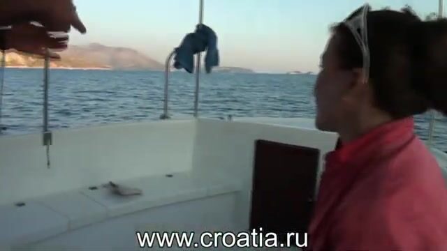 Дубровникские стены на закате, а под скалами ходит золотистый спар