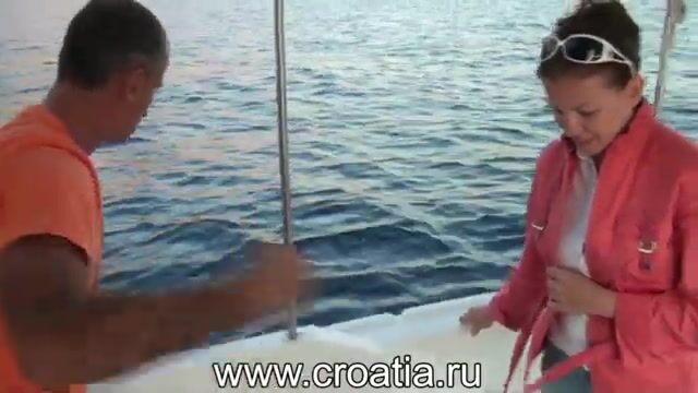 Дубровникские стены на закате, а под скалами ходит золотистый спар