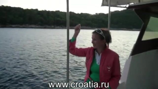 Дубровникские стены на закате, а под скалами ходит золотистый спар