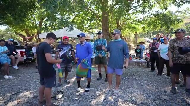 Ловлю гуапоте на реке Лемпа в Сальвадоре в день турнирного заезда