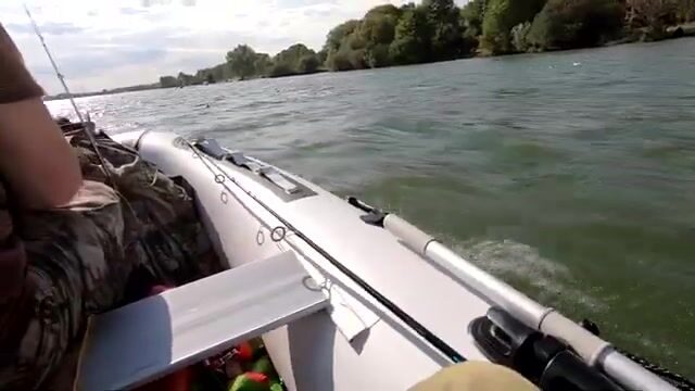 Первый выход на лодке в Голландии (мотор громче судака)