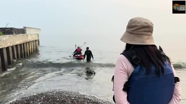 Каяк у Джакарты: залив мутный, а рыба всё равно есть