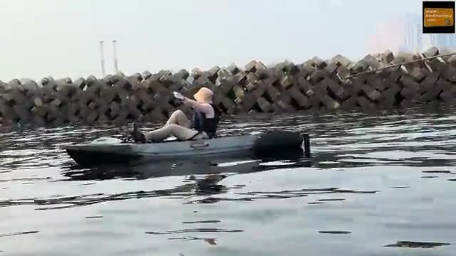 Каяк у Джакарты: залив мутный, а рыба всё равно есть