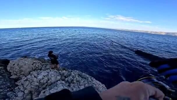 Обхожу три точки под скалами Хвара, и на третьей клюёт морской окунь на 2,3 кило