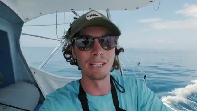 Дразнилка без крючка держит парусника рядом с лодкой под Малинди (Кения)