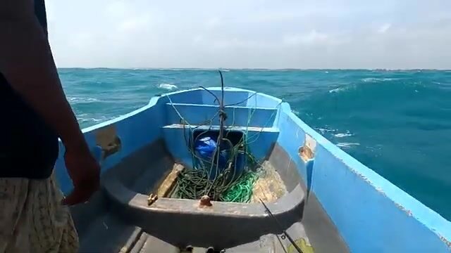 Возьми таблетки от укачивания: с Кивенгвы на волну выходит лодка с одним мотором
