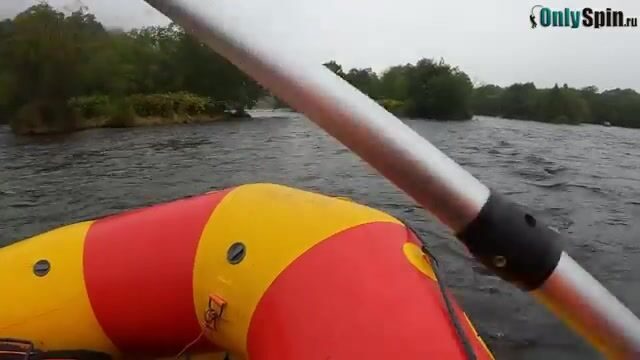 Сплавляюсь под вулканом Опала и беру гольца прямо с рафта на Камчатке
