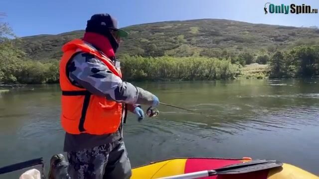 Сплавляюсь под вулканом Опала и беру гольца прямо с рафта на Камчатке