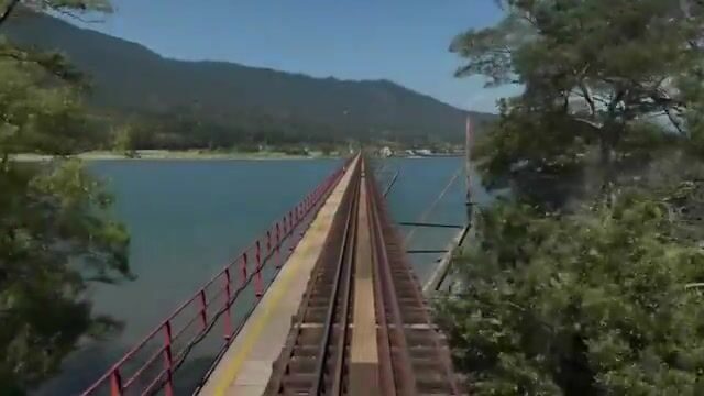 Двести пятьдесят лодочных гаражей Ине смотрят прямо в Японское море