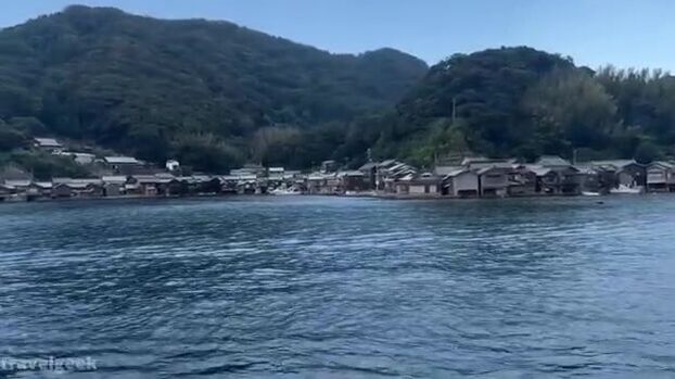 Двести пятьдесят лодочных гаражей Ине смотрят прямо в Японское море