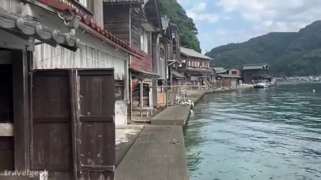 Двести пятьдесят лодочных гаражей Ине смотрят прямо в Японское море