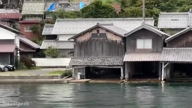 Двести пятьдесят лодочных гаражей Ине смотрят прямо в Японское море