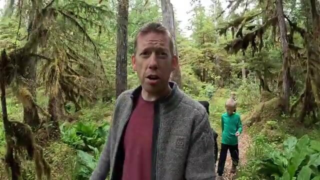Кетчикан, дождь по капюшону: головорез бьёт на каяке
